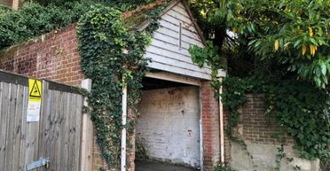 Владелец 150-летнего дома услышал странные звуки и узнал, кто "поселился" внутри (видео)