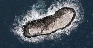 У небезпечній зоні Антарктиди знайдено невідомий раніше острів: його прийняли за брудний айсберг (фото)