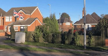 Пенсіонеру наказали вкоротити паркан, який він побудував заради своєї безпеки (фото)