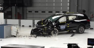 Современные минивэны массово провалили обновленные краш-тесты (видео)