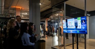 Выборы в Венгрии: Мадьяр опережает Орбана, "Тиса" будет иметь большинство в парламенте