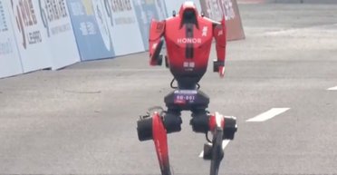 "Я даже не мог представить": робот впервые побил мировой рекорд человека в полумарафоне (видео)