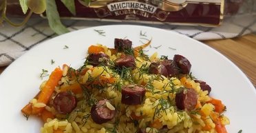 Швидкий плов із незвичайним смаком: рецепт ситної страви з мисливськими ковбасками