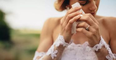 Родичі молодої побили "скупого" нареченого й залишили його без взуття: що між ними сталося