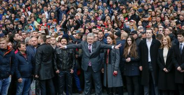 "Тисну руку. Обіймаю". Чому Порошенко не сяде і за що його по-справжньому варто судити