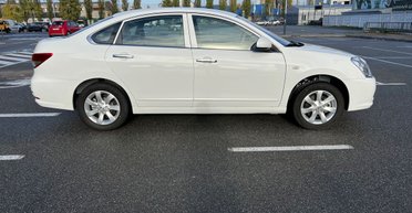 В Украине появился недорогой электрический седан от Nissan с запасом хода 400 км (фото)