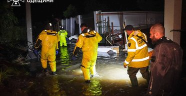 Накрило хвилею на цокольному поверсі: негода в Одесі забрала життя цілої родини (відео)