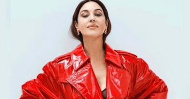 Моніка Беллуччі показала яскравий тренч на осінь 2023 (фото)