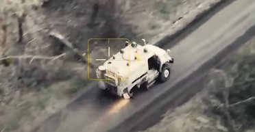 Під Куп'янськом MaxxPro врятувала спецпризначенців і пішла з поля бою на трьох колесах (відео)