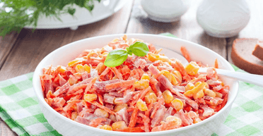 Салат із копченою ковбасою, кукурудзою та морквою: дуже смачно і ситно