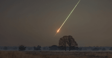 Розколовся від удару: "метеорит" пробив величезну дірку в даху автомобіля (фото)