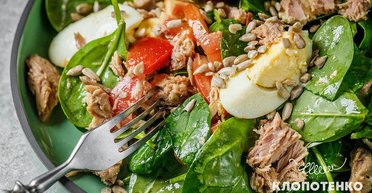 Рецепт простого салату з тунцем та яйцями