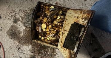 Кто-то залил бетоном: в подвале дома нашли сундук, набитый чистым золотом (фото)