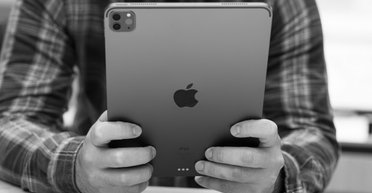 "Путешественник во времени" с iPad: в соцсетях шокированы фото 1941 года с современным гаджетом