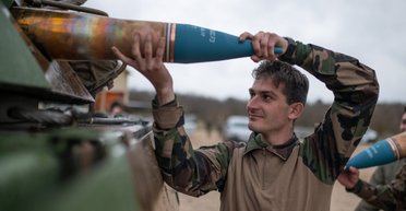 НАТО согласовало закупку сотен тысяч 155 мм боеприпасов, часть из которых получит Украина, — СМИ