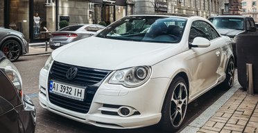 В Киеве заметили редкий кабриолет Volkswagen с ярким тюнингом (фото)