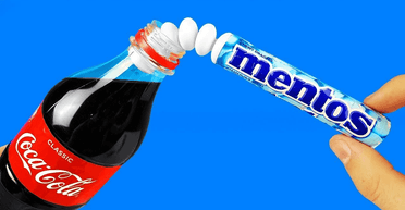 Знаменитый опыт: что будет, если ментос бросить в круг под водой (видео)