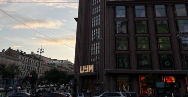 "Не формат": охранник ЦУМа пытался выгнать девушек с плакатами в поддержку пленных (видео)