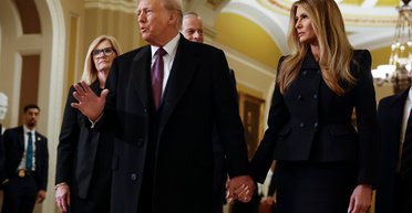 Меланія Трамп з'явилася на публіці в чорному з ніг до голови: що сталося (фото)