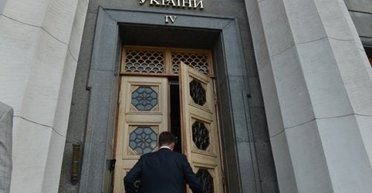 Майже втричі більше, ніж у середнього українця: зарплати держслужбовців рекордно злетіли