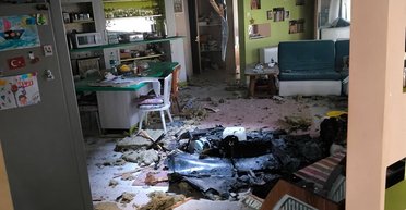 В Николаеве дрон с боевой частью в 100 кг пробил крышу жилого дома и чудом не взорвался (видео)