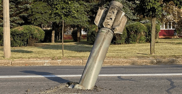 Реактивный снаряд застрял посреди города: оккупанты обстреляли Краматорск (фото)