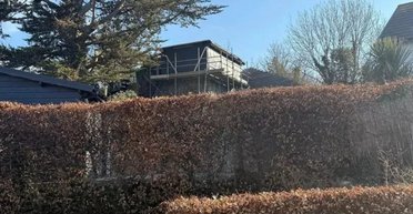 "Живемо в кошмарі": чоловіка зобов'язали знести будинок через "сторожову вежу" (фото)