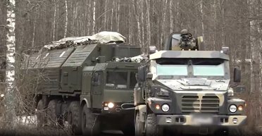 В Беларуси впервые показали РК "Орешник" на боевом дежурстве: три машины, рота солдат (видео)