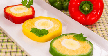 Болгарський перець, фарширований твердим сиром і яйцями: рецепт яскравої та апетитної закуски