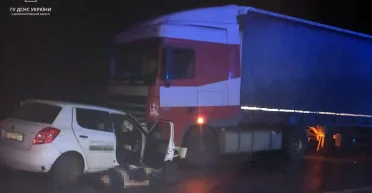 Смертельна ДТП на Дніпропетровщині: легковик влетів у фуру, є жертви (фото)