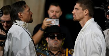 Усик показал рекордный вес во время взвешивания накануне боя с Верховеном