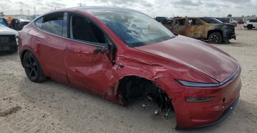 Проехала всего 300 км: новейшую Tesla Model Y Juniper уже успели разбить в ДТП (фото)