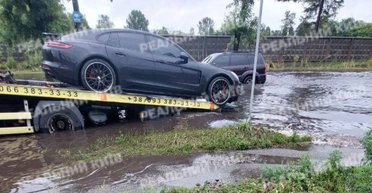 Не преодолел водную преграду: в Киеве в непогоду утопили дорогой Porsche (фото, видео)