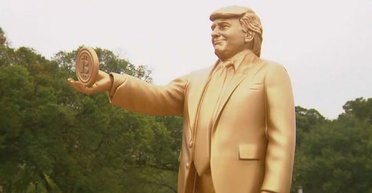 Біля Капітолія встановили золоту статую Трампа: соцмережі вже порівнюють президента з Ином (фото)