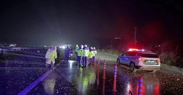 В Турции истребитель F-16 упал на автомобильное шоссе: пилот погиб (видео)