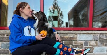 "Найрозумніший" у світі пес навчився малювати картини: які ще рекорди він побив (фото)