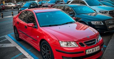 У Києві помітили рідкісний спортивний седан від забутого шведського бренду (фото)