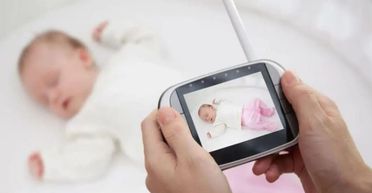 Мама випадково почула, як незнайомка розмовляє з її дитиною через подаровану камеру