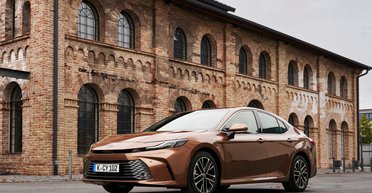 На украинский рынок выходит новая Toyota Camry 2025: комплектации и цены (фото)