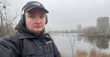 Ударил кастетом: в Киеве курьер разбил лицо отцу блогера Степанца — он раскрыл подробности (фото)