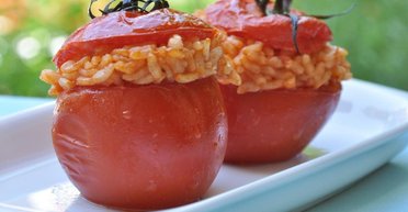Запеченные фаршированные помидоры: рецепт вкусной сезонной закуски