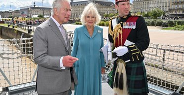 "Горячий конюший" из свиты короля Чарльза обручился с давней подружкой