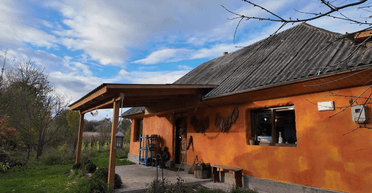 Купила заброшенный дом за $2 тысячи: как украинка живет одна в селе (фото)