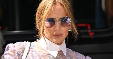 55-річна Дженніфер Лопес приміряла напівпрозорий топ (фото)