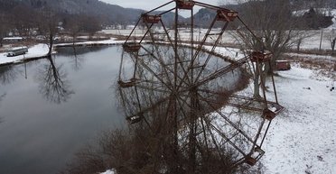 Моторошне місце: як покинутий парк розваг на стародавньому похованні приваблює туристів