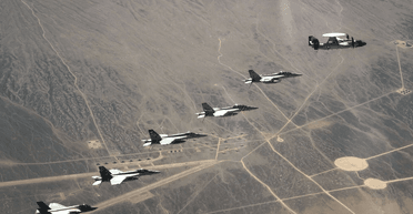 Застосували кораблі, літаки та підводні човни: США і Британія вдарили по 10 об'єктах у Ємені (відео)