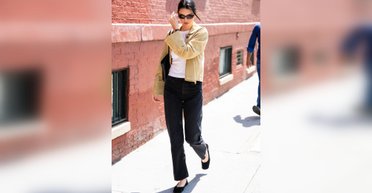 Черные джинсы снова в тренде: какие фасоны выбирают звезды