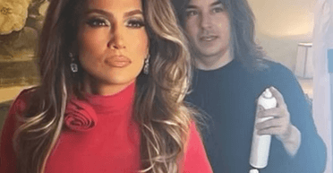 Дженніфер Лопес приміряла ефектну червону сукню (фото)