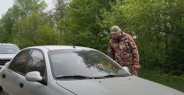 Розбили авто: у Кременчуці чоловіки напали на ТЦК із молотками (відео)