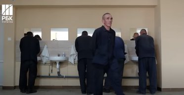 Є борщ, барбершоп та магазин: ЗМІ показали, як виглядає табір із полоненими РФ (фото, відео)